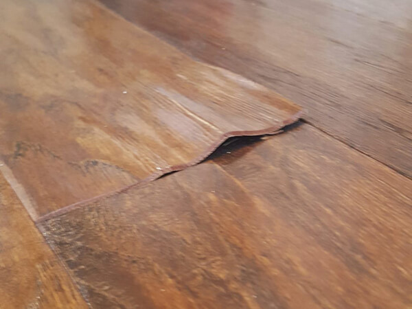 Sàn gỗ phát ra tiếng kêu là do thi công không tỉ mỉ