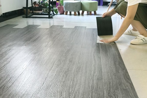 Ứng dụng sàn nhựa giả gỗ tự dán
