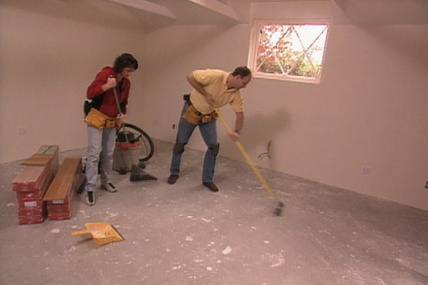Dọn sạch nền nhà trước khi thi công