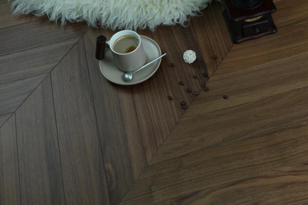 Sắc nâu cà phê của sàn gỗ Óc Chó